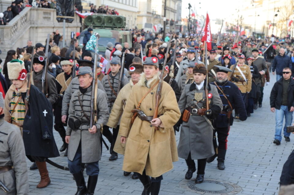 Członkowie grup rekonstrukcji historycznej defilują podczas marszu "Razem dla Niepodległej". fot. PAP/Grzegorz Jakubowski