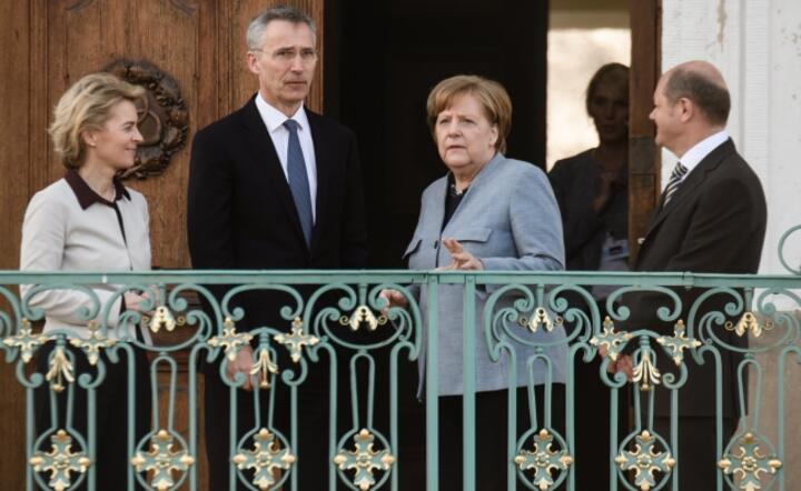 Minister obrony Niemiec Ursula von der Leyen, szef NATO Jens Stoltenberg, kanclerz Niemiec Angela Merkel oraz minister finansów Niemiec Olaf Scholz / autor: PAP/EPA/CLEMENS BILAN
