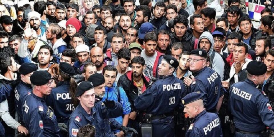 Dziś w Salzburgu. Tysiące rodzin, kobiet z dziećmi uciekają przed wojną? Fot. PAP / EPA