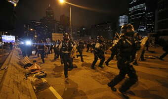 Policja wypchnęła protestujących z siedziby parlamentu