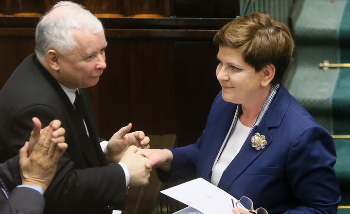 Premier Beata Szydło odbiera podziękowania od prezesa PiS Jarosława Kaczyńskiego po swoim wystąpieniu w Sejmie, fot. PAP/Paweł Supernak