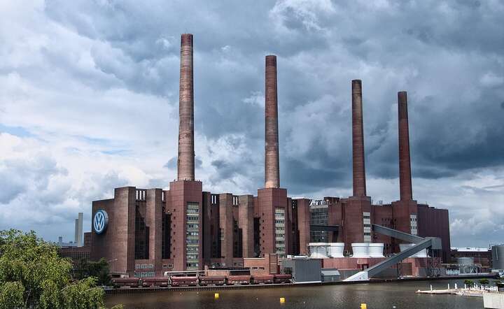Główna fabryka Volkswagena w Wolfsburgu - zwolnienia w VW dotkną głównie pracowników w Niemczech / autor: Pixabay