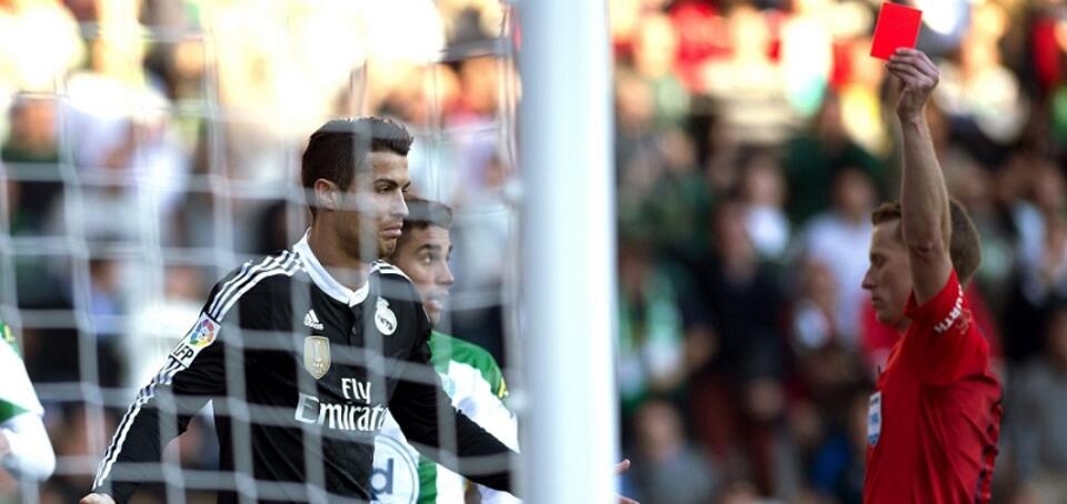 Ronaldo zasłużenie dostał czerwoną kartkę/ fot. PAP/EPA/RAFA ALCAIDE