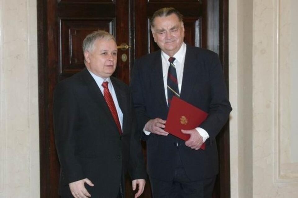 Jan Olszewski po wręczeniu nominacji na doradcę prezydenta Lecha Kaczyńskiego. Fot. Wikipedia