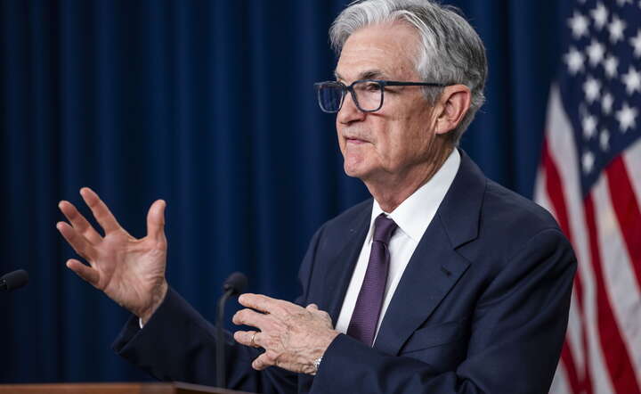 Szef Fed Jerome Powell na konferencji prasowej po posiedzeniu Rezerwy Federalnej / autor: PAP/EPA/JIM LO SCALZO
