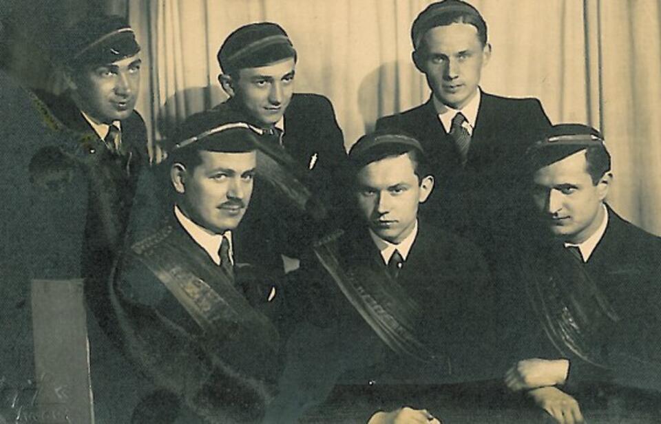 Członkowie korporacji K!Znicz, Lwów, rok 1938.  Stanisław Łucki - trzeci od lewej.