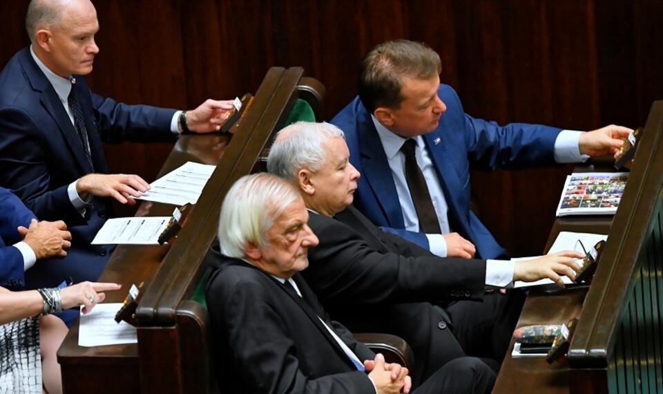Ryszard Terlecki, Jarosław Kaczyński oraz Mariusz Błaszczak na sali obrad Sejmu / autor: PAP/Piotr Nowak