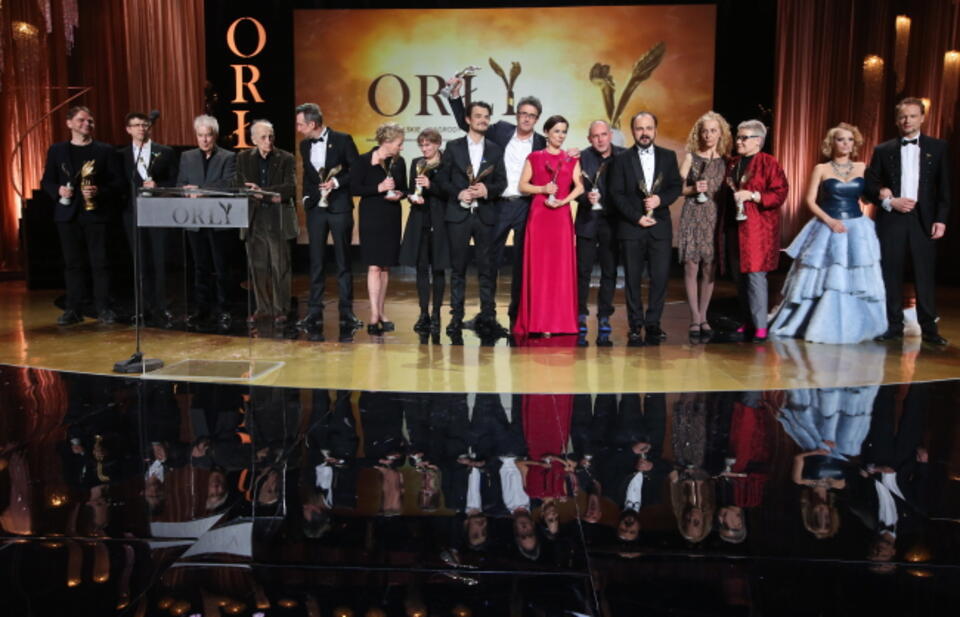Zdjęcie grupowe laureatów, podczas uroczystej gali wręczenia Polskich Nagród Filmowych Orły 2014 w Teatrze Polskim w Warszawie. PAP/Rafał Guz
