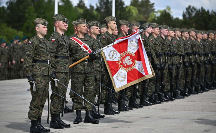 Uroczysty apel z okazji Narodowego Dnia Zwycięstwa na terenie Warszawskiej Brygady Pancernej im. gen. Tadeusza Kościuszki w Warszawie - Wesołej / autor: PAP/Przemysław Piątkowski