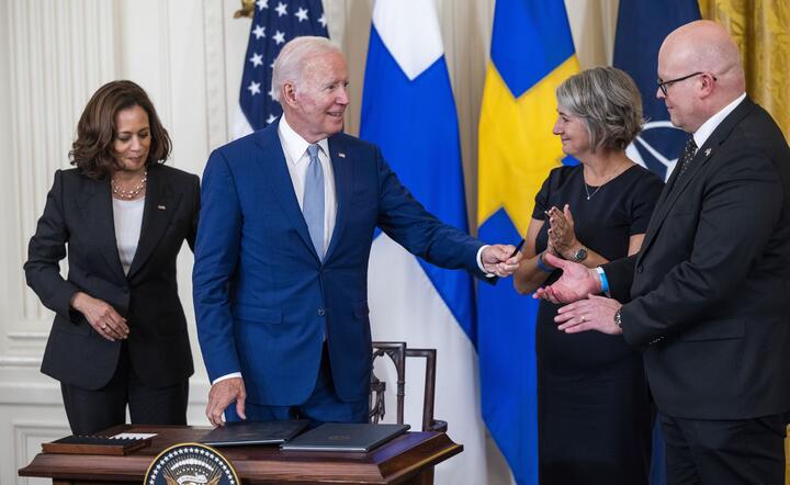 Od lewej: Kamala Harris, Joe Biden, ambasador Szwecji w USA, Karin Ulrika, ambasador Finlandii w USA, Mikko Hautala  / autor: PAP/EPA