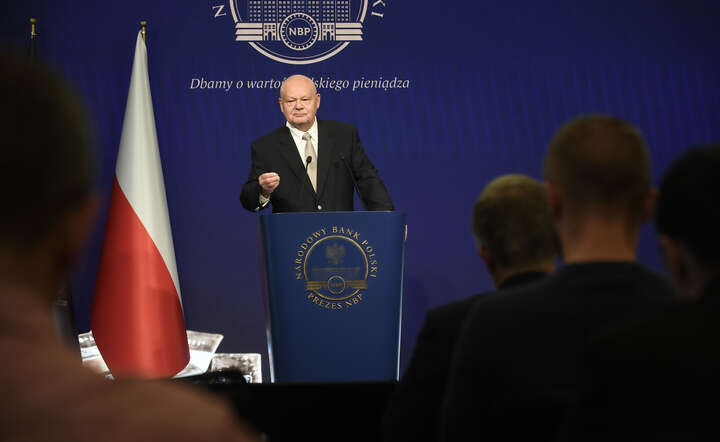 Prezes NBP prof. Adam Glapiński na konferencji prasowej, zdjęcie z maja 2025 / autor: materiały prasowe NBP