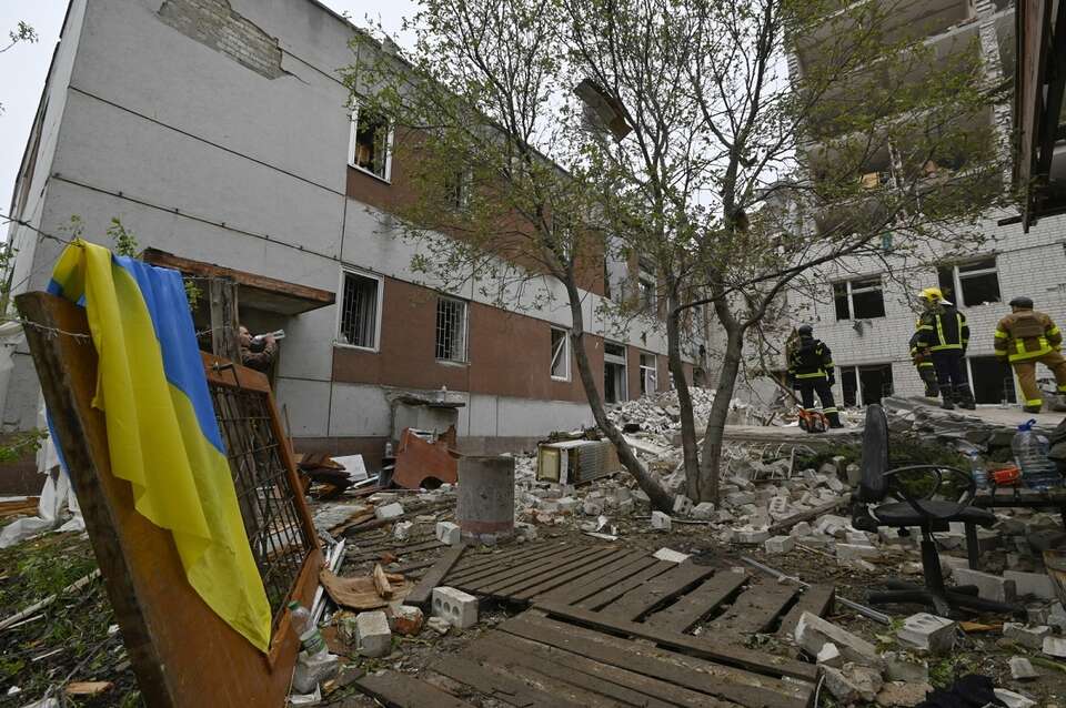 Na zdj, zniszczenia i akcja służb po ataku rakietowym sił rosyjskich na Czernihów / autor: PAP/EPA