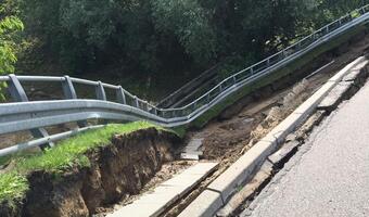 Efekt ulewy: powódź w Gdańsku i Gdyni, zalane ulice, tory i tunele