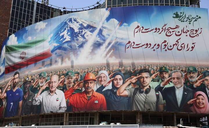 Billboard na placu Vali-Asr w Teheranie "Wszyscy jesteśmy żołnierzami Iranu" mobilizujący ludność Iranu / autor: PAP/EPA/ABEDIN TAHERKENAREH
