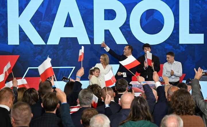 Karol Nawrocki (2L) z żoną Martą Nawrocką (L) w sztabie wyborczym w Gdańsku / autor: PAP/Adam Warżawa