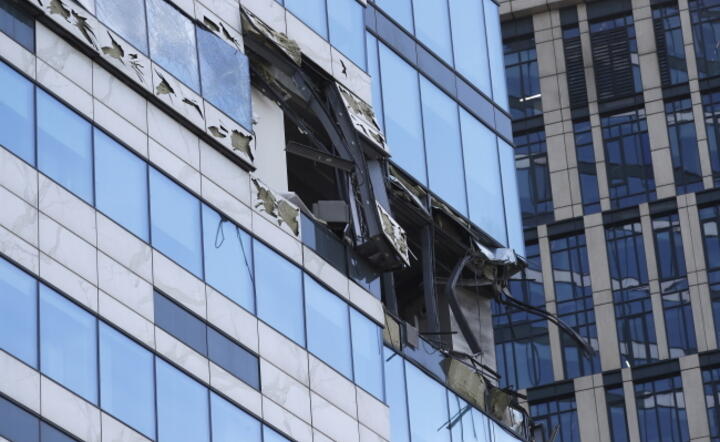 Widok uszkodzonej fasady budynku po ataku drona w Moskwie / autor: PAP/EPA/YURI KOCHETKOV