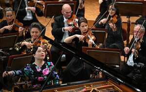 Reprezentantka Japonii Shiori Kuwahara w trzecim dniu finałowego etapu Konkursu Chopinowskiego w sali koncertowej Filharmonii Narodowej w Warszawie / autor: PAP/Radek Pietruszka