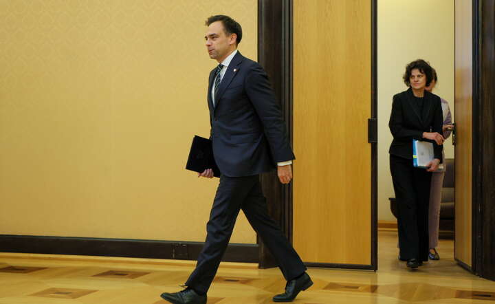 Autorzy projektu ustawy budżetowej na 2026 rok: Minister finansów i gospodarki Andrzej Domański (L) oraz wiceminister finansów i gospodarki Hanna Majszczyk (P) / autor: PAP/Paweł Supernak