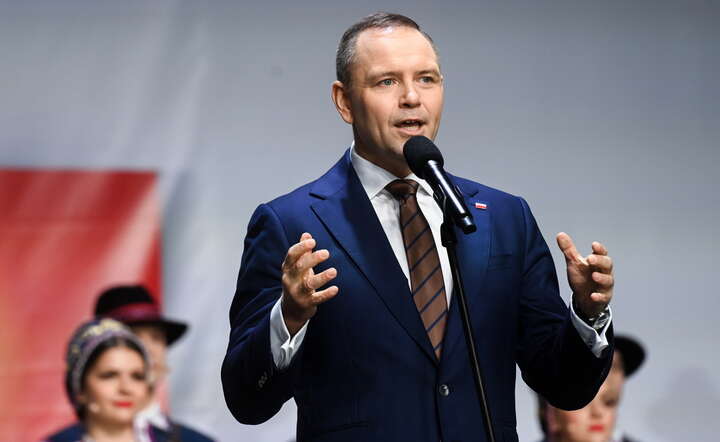 Karol Nawrocki przemawia podczas Dożynek Prezydenckich na dziedzińcu Pałacu Prezydenckiego w Warszawie / autor: PAP/Piotr Nowak