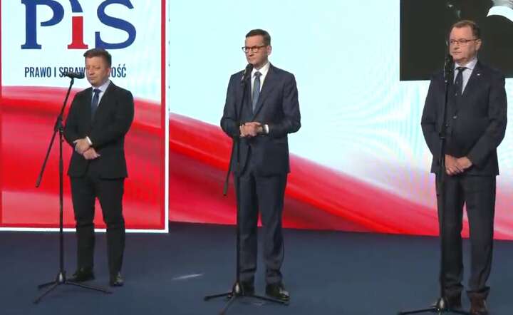 Od lewej posłowie PiS: Michał Dworczyk, Mateusz Morawiecki i Arkadiusz Czartoryski / autor: materiały prasowe YT @pisorg - screen