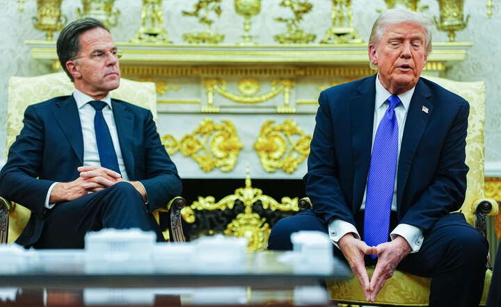 Prezydent USA Donald Trump (P) w Białym Domu na spotkaniu z szefem NATO Markiem Rutte (L) ogłosił nowe sankcje na Rosję / autor: PAP/EPA/AARON SCHWARTZ