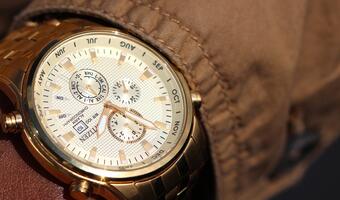 Kolejny podejrzany ws. o wyłudzanie VAT ze sprzedaży zegarków