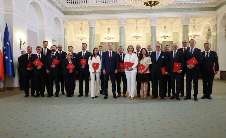 Prezydent RP Karol Nawrocki (C) pozuje do pamiątkowego zdjęcia po uroczystości powołania swoich doradców / autor: PAP/Albert Zawada