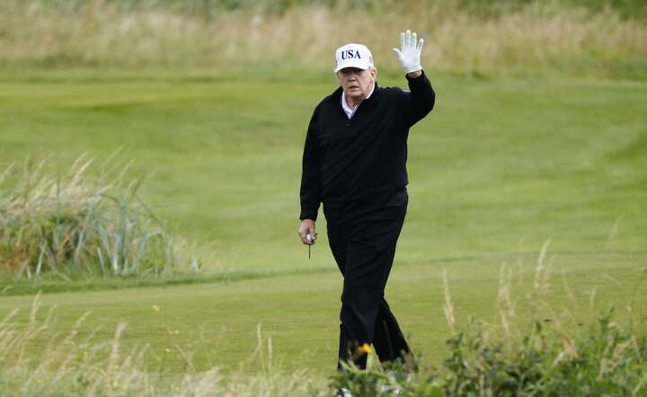 Prezydent USA Donald Trump na szkockim polu golfowym - przebywa w Wiellkiej Brytanii z prywatną wizytą / autor: PAP/EPA/TOLGA AKMEN