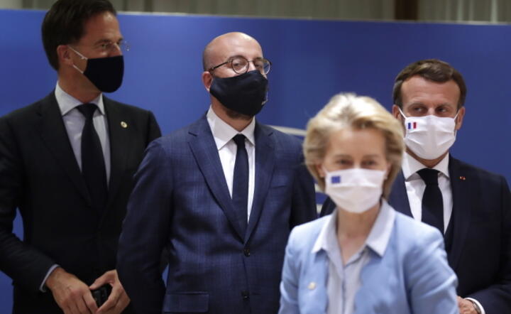 Premier Holandii Mark Rutte, przew. Rady Europejskiej Charles Michel, prezydent Francji Emmanuel Macron oraz przew. KE Ursula von der Leyen  / autor: EPA/PAP