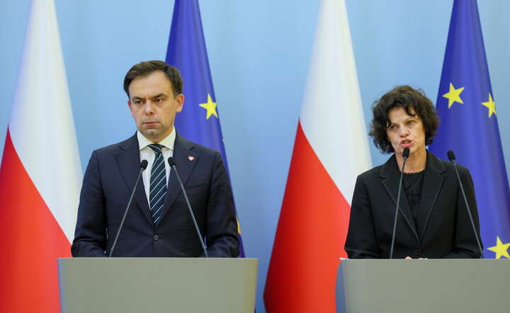 Minister finansów i gospodarki Andrzej Domański (L) oraz wiceminister finansów i gospodarki Hanna Majszczyk (P) podczas konferencji prasowej / autor: PAP/Paweł Supernak