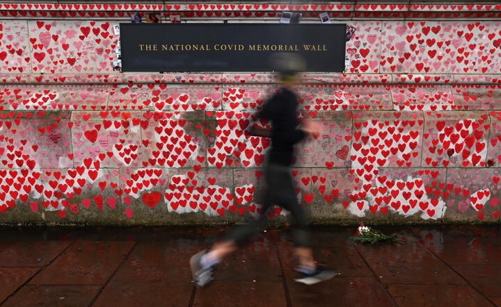 Ściana pamięci ofiar COVID-19 w Londynie, trwa zaostrzanie restrykcji / autor: EPA/PAP