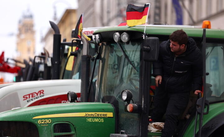 Rolnicza blokada traktorowa w centrum Monachium / autor: PAP/EPA/ANNA SZILAGYI 