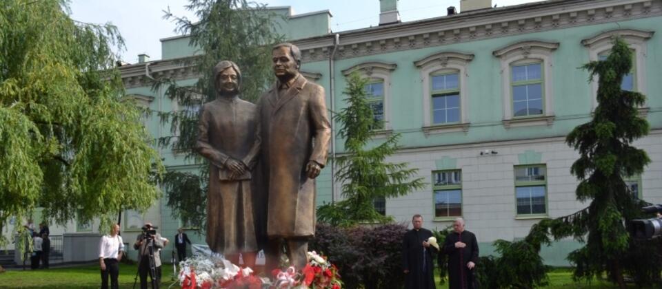 fot. ansa/ wPolityce Pomnik pary prezydenckiej w Radomiu
