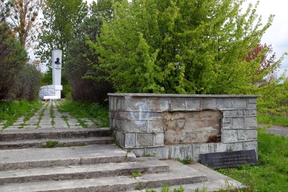 Zniszczona tablica przy pomniku generała Armii Czerwonej Iwana Czerniachowskiego w Pieniężnie. Fot. PAP/Tomasz Waszczuk
