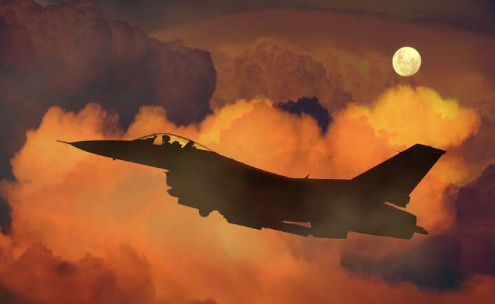 Myśliwiec F-16 w locie nocnym. ZDJECIE ILUSTRACYJNE / autor: Pixabay
