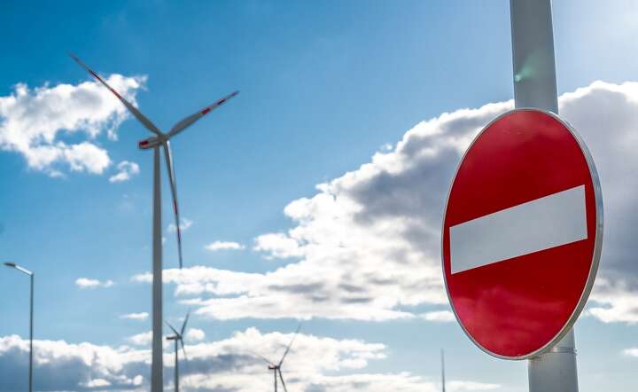 Prądu z farm wiatrowych i fotowoltaiki już mamy za dużo i trzeba je wyłączać, a sieci elektroenergetyczną są niewydolne do rozesłania takich ilości energii / autor: Fratria /AS