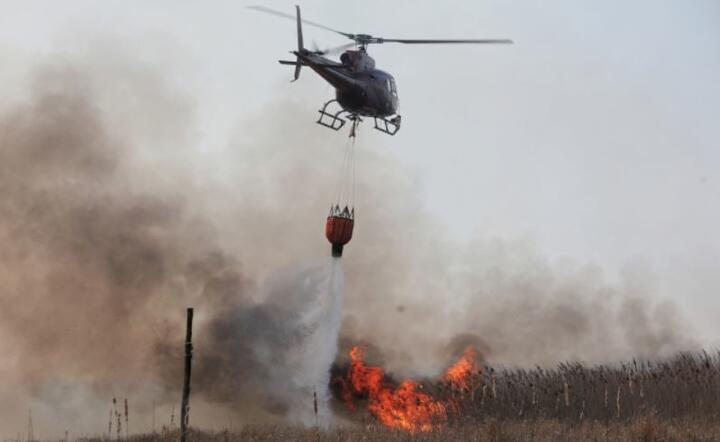 Śmigłowiec podczas akcji gaszenia pożaru w Biebrzańskim Parku Narodowym, 22 bm. w pobliżu wsi Wroceń / autor: PAP/Artur Reszko