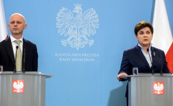 Premier Beata Szydło (P) i minister finanasów Paweł Szałamacha (L), podczas konferencji prasowej po posiedzeniu rządu, fot. PAP/Jakub Kamiński