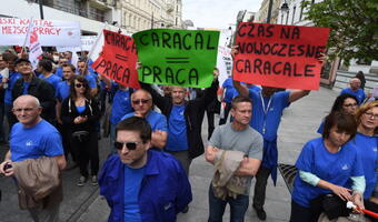 Marsz pracowników łódzkiej fabryki lotniczej - popierają wybór śmigłowca Caracal. A w Świdniku wrze...