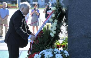 Prezes PiS Jarosław Kaczyński podczas uroczystości pod pomnikiem Ofiar Tragedii Smoleńskiej / autor: PAP/Radek Pietruszka