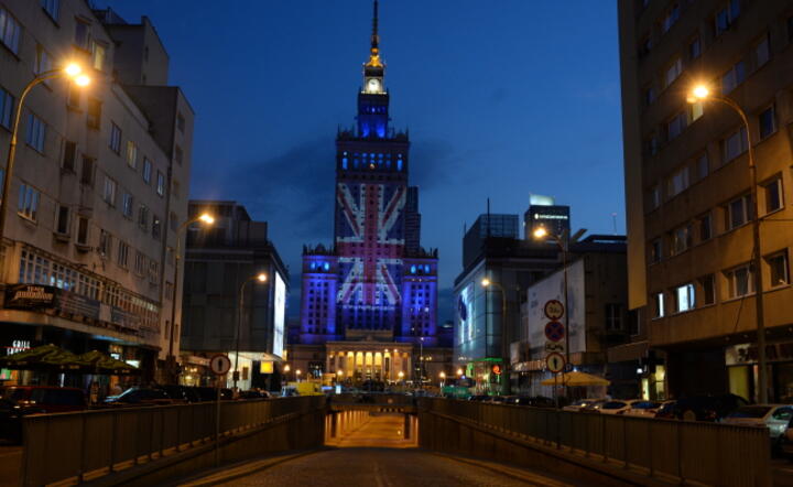 Brytyjska flaga wyświetlona na frontonie PKiN w Warszawie, fot. PAP/JACEK TURCZYK