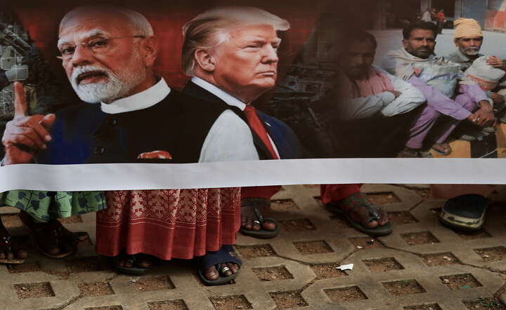 Manifestacja związkowa w Indiach przeciw cłom nałożonym przez USA / autor: PAP/EPA/JAGADEESH NV