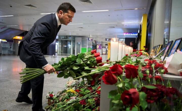 Prezydent Ukrainy Wladymyr Zelensky składa hołd ofiarom katastrofy lotniczej / autor: PAP/EPA/STR HANDOUT