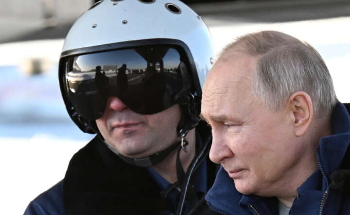 Władimir Putin (P) wraz z pilotem bombowca / autor: PAP/EPA/DMITRIY AZAROV/SPUTNIK