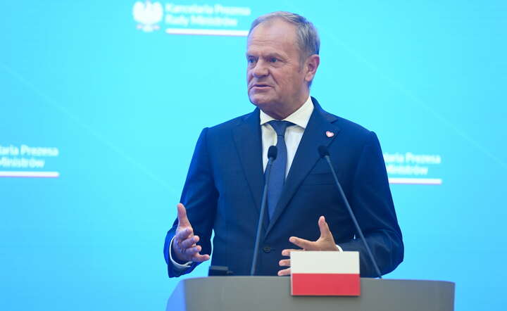 Premier Donald Tusk podczas oświadczenia dla mediów w siedzibie Kancelarii Prezesa Rady Ministrów w Warszawie / autor: PAP/Piotr Nowak