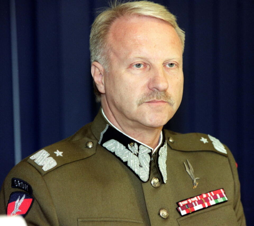 Gen. Petelicki w 2000 roku. Fot. PAP / Radek Pietruszka