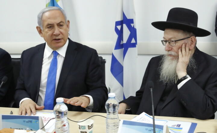 Narada rządu Izraela ws. epidemii koronawirusa. Na zdjęciu premier Beniamin Netanyahu (L) i minister zdrowia Yaakov Litzman / autor: PAP/EPA/JACK GUEZ