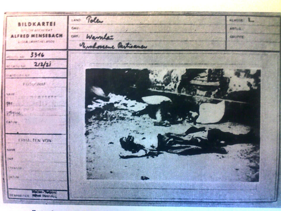 Zamordowani powstańcy na podwórzu jednego z domów Warszawy. Zdjęcie wykonane przez Alfreda Mensenbacha, Instytut Zachodni w Poznaniu
