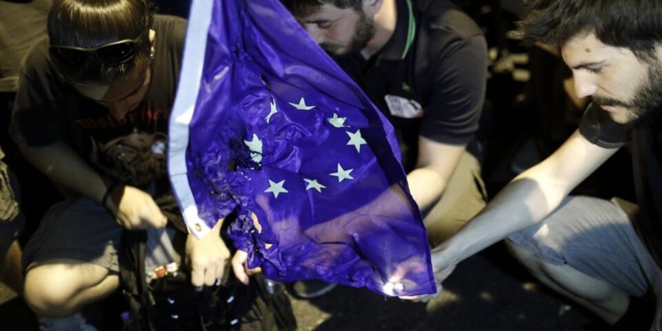 PAP/ EPA: Demonstranci w Atenach podpalają unijną flagę