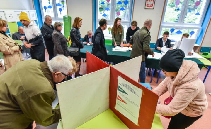 Kolejka osób oczekujących na oddanie głosu w siedzibie Obwodowej Komisji Wyborczej nr 99 w Lublinie / autor: PAP/Wojtek Jargiło